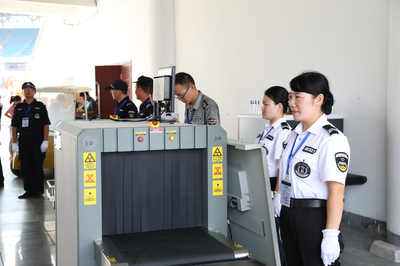 筑牢安全防線，守護(hù)精彩盛宴——華威保安圓滿完成第二屆魚臺龍蝦節(jié)開幕式演唱會安檢任務(wù)紀(jì)實